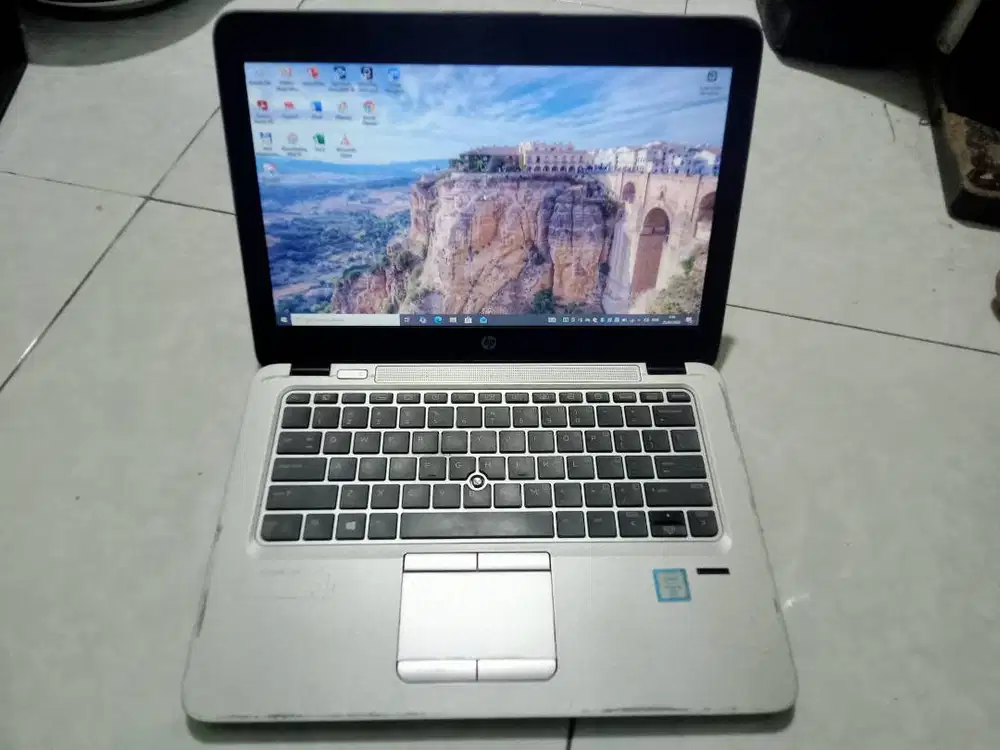 hp Elitebook 820 / Core i5 Gen-6 / 320Gb / 4Gb / 2-3 Jam / Min.Ringan
