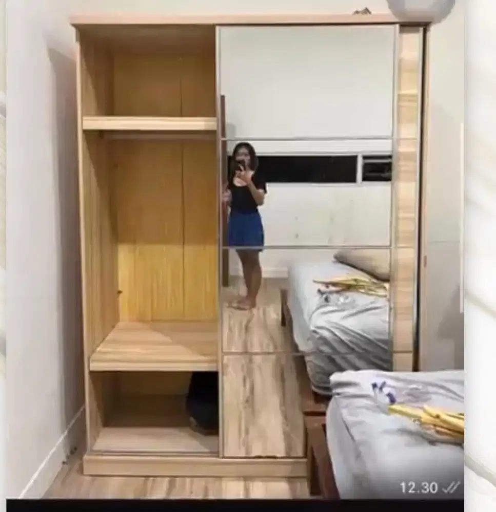 Dijual lemari kaca