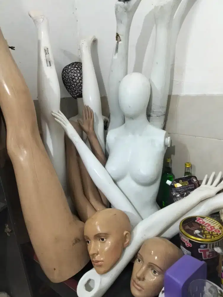 Lemari kayu + menakin patung