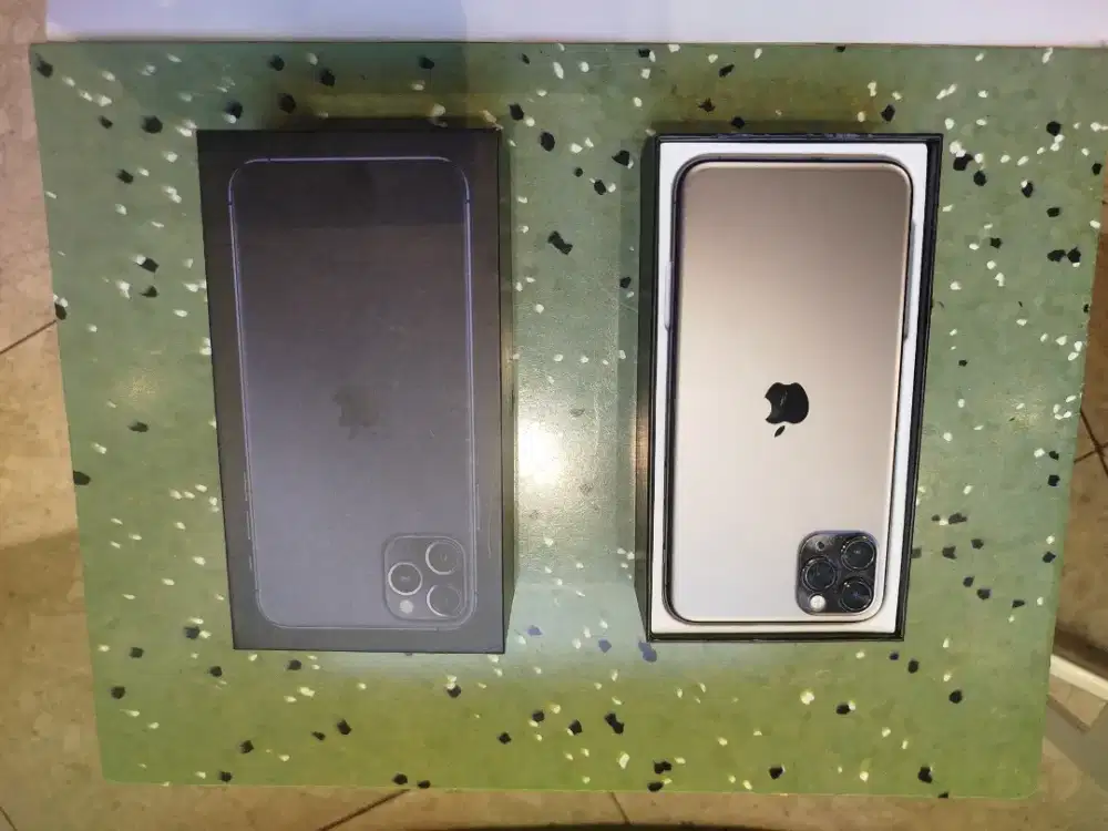 iPhone 11 pro max 512gb reat room