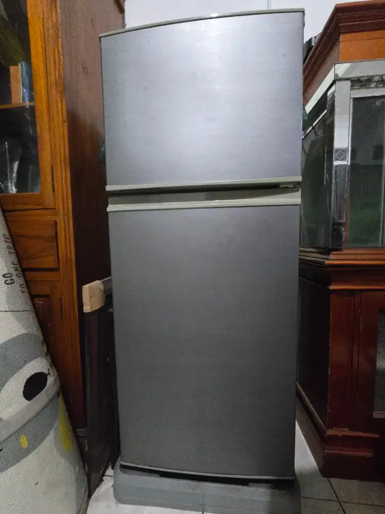 Kulkas sharp ukuran kecil