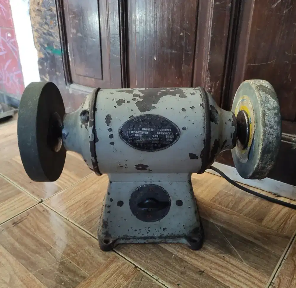 Gerinda duduk besar lawas mantap