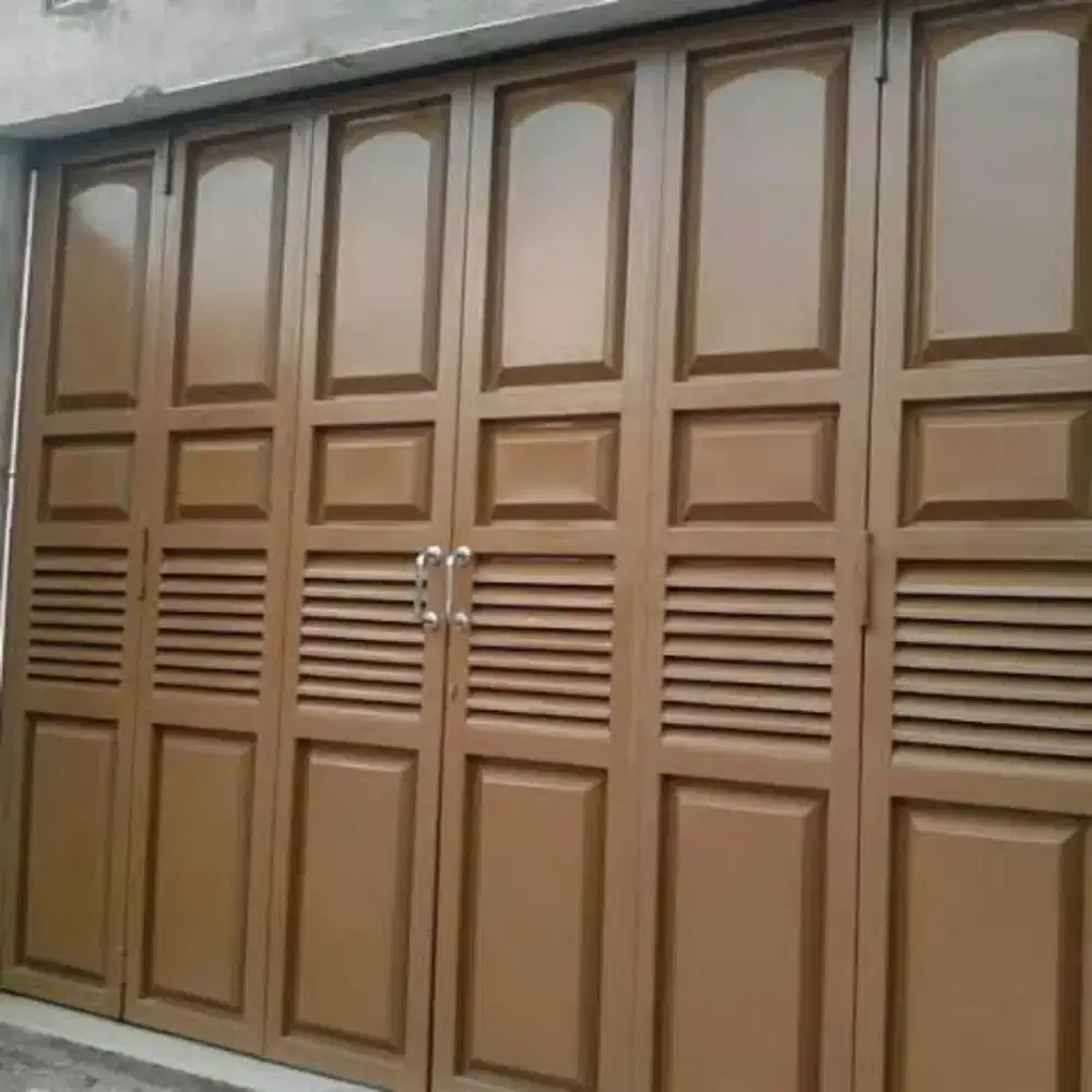 Pemasangan pintu hendreson berbahan plat besi bermotif