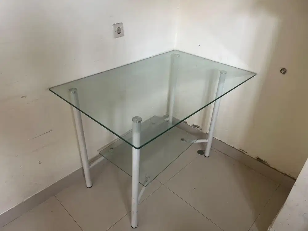 Meja makan kaca