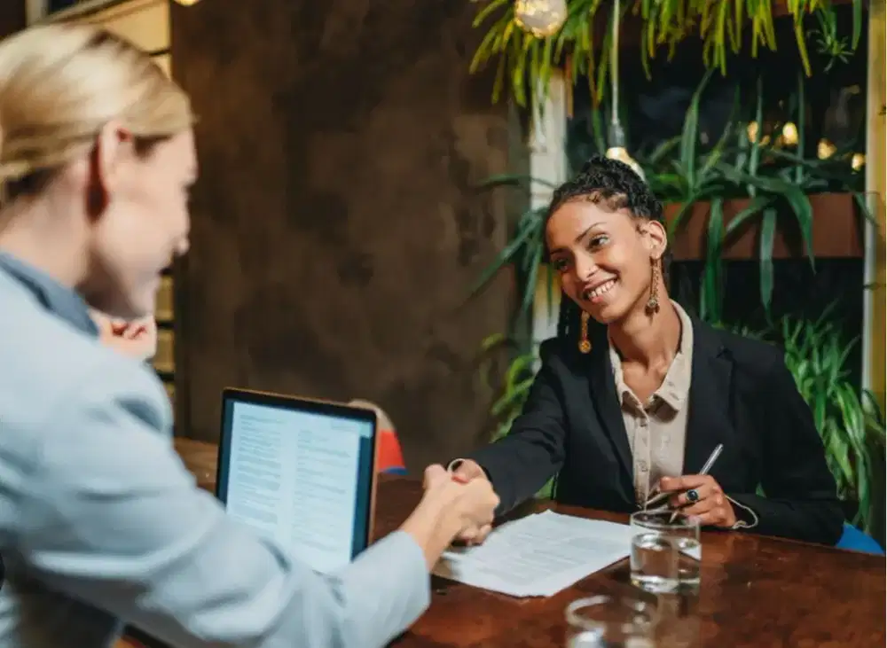 Customer Service Wanita