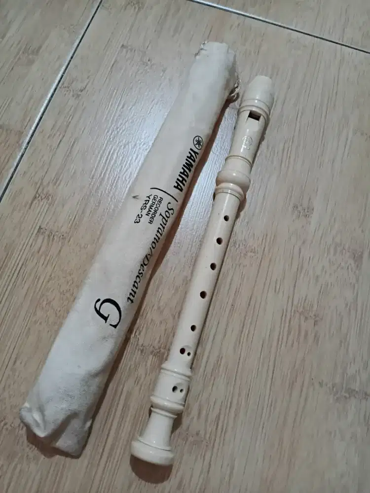 Alat musik Suling Yamaha.