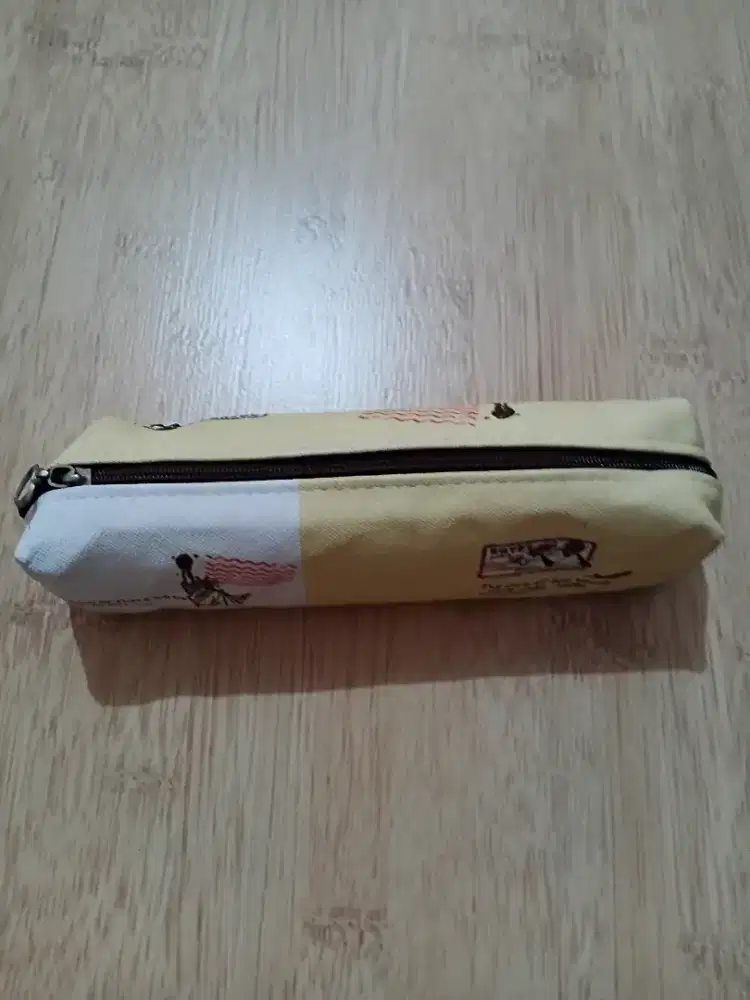 Kotak pensil bahan anti air