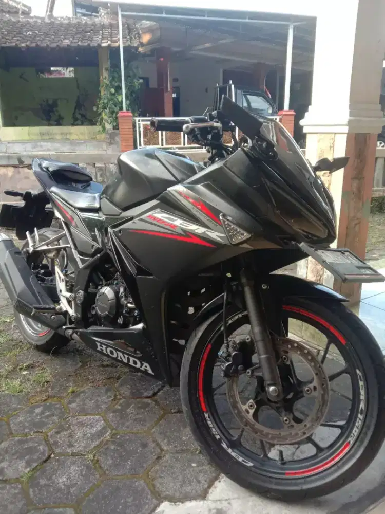 Dijual HONDA CBR TH.2018 HITAM