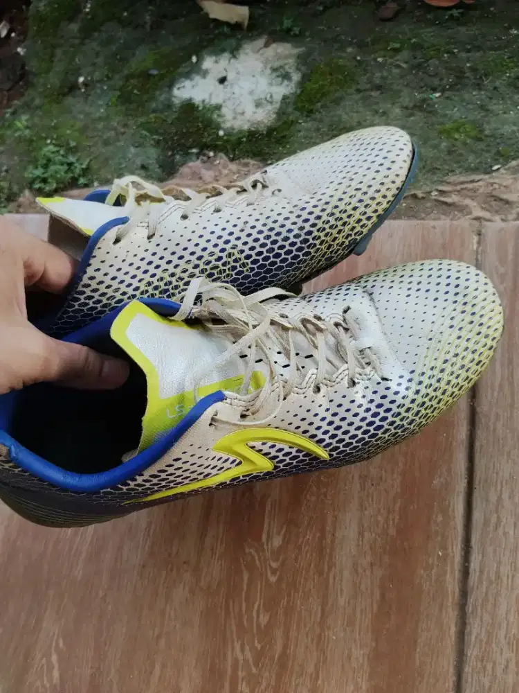 Sepatu bola specs