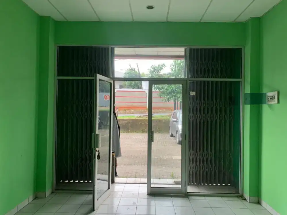 Ruko Siap pakai 2 Lantai Depan Perumahan dan Jalan Utama di Bintaro