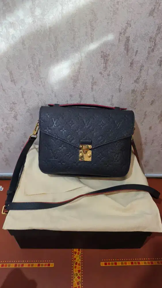 LOUIS VUITTON Metis Pochette Empreinte Leather Crossbody Bag Navy Blue