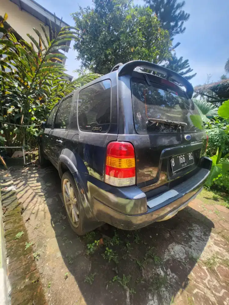 Ford Escape V6 3000cc 4X2 Hitam Automatic
