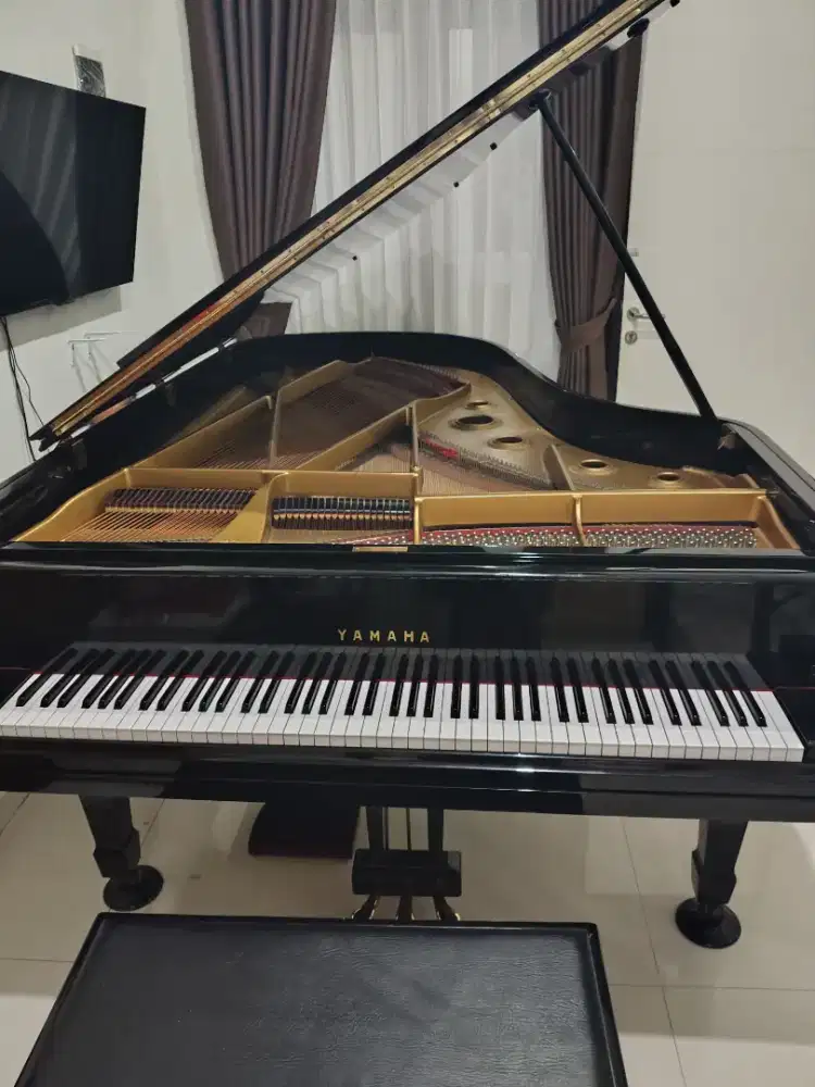 Grand Piano Yamaha G7 Nippon Gakki kondisi normal mulus