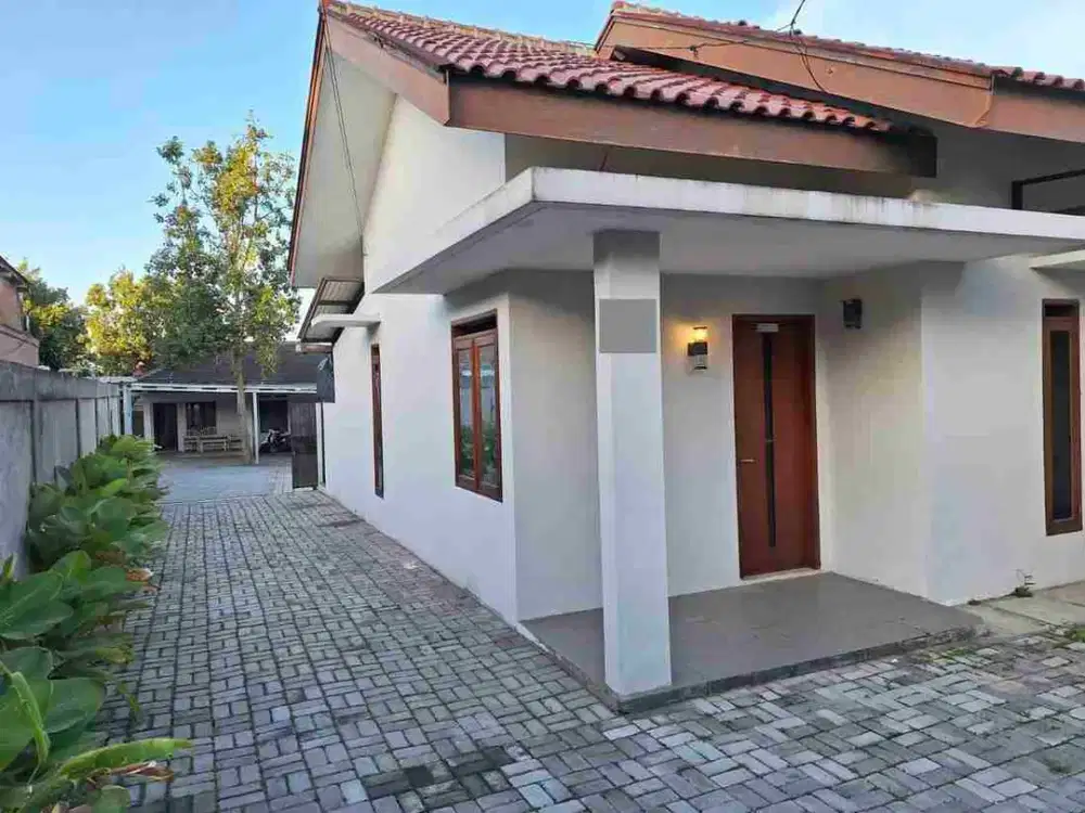 Dijual 2 Rumah Terawat Halaman Luas di Cihanjuang Cimahi Kota