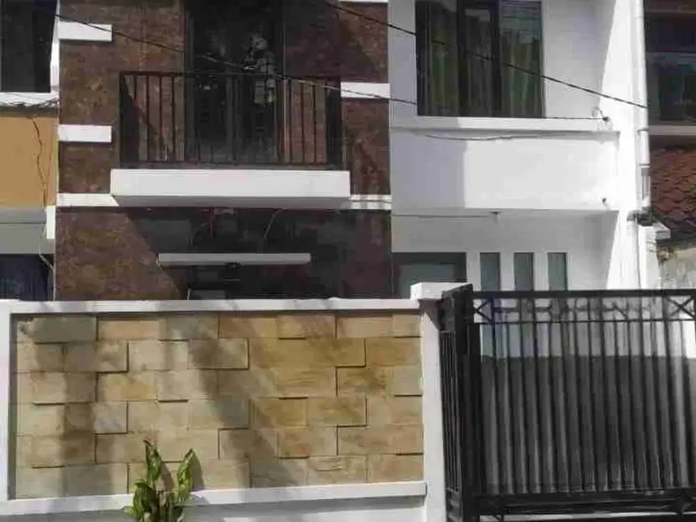 Rumah Murah 3 Lantai siap Huni Bonus sebagian Furniture di Perum Babatan Pratama, Wiyung, Sby Selatan