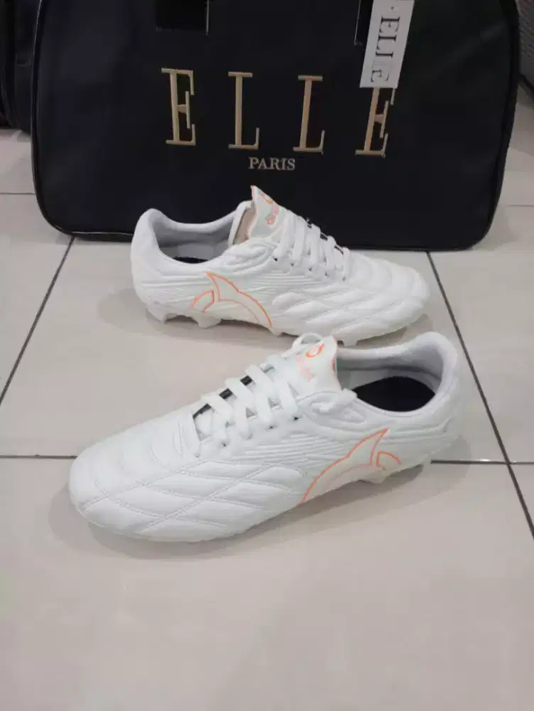 Sepatu sepak bola murah