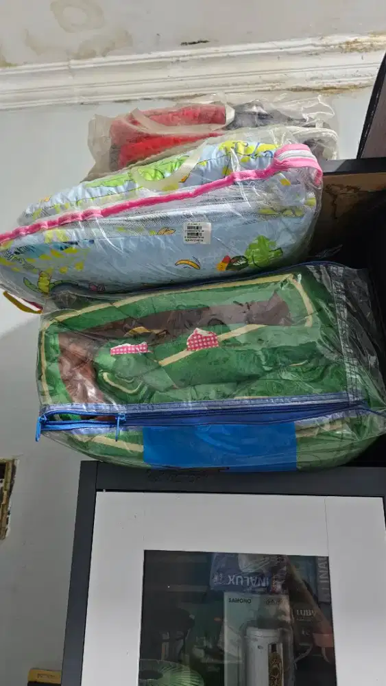 Lemari dan bed cover