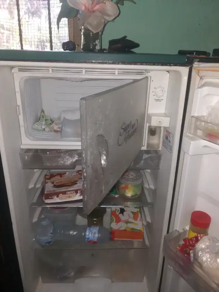 Kulkas 1 pntu normal sgt dngin baru 2 th an lengkap free lalamove dkt