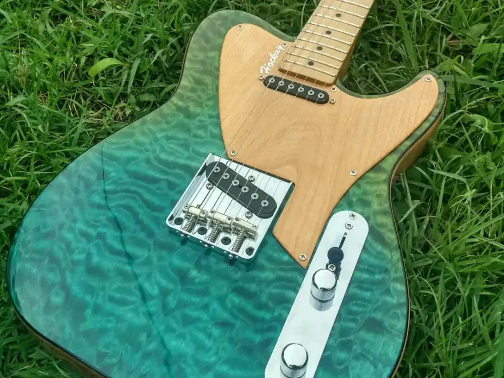 Bismillah jual guitar kesayangan