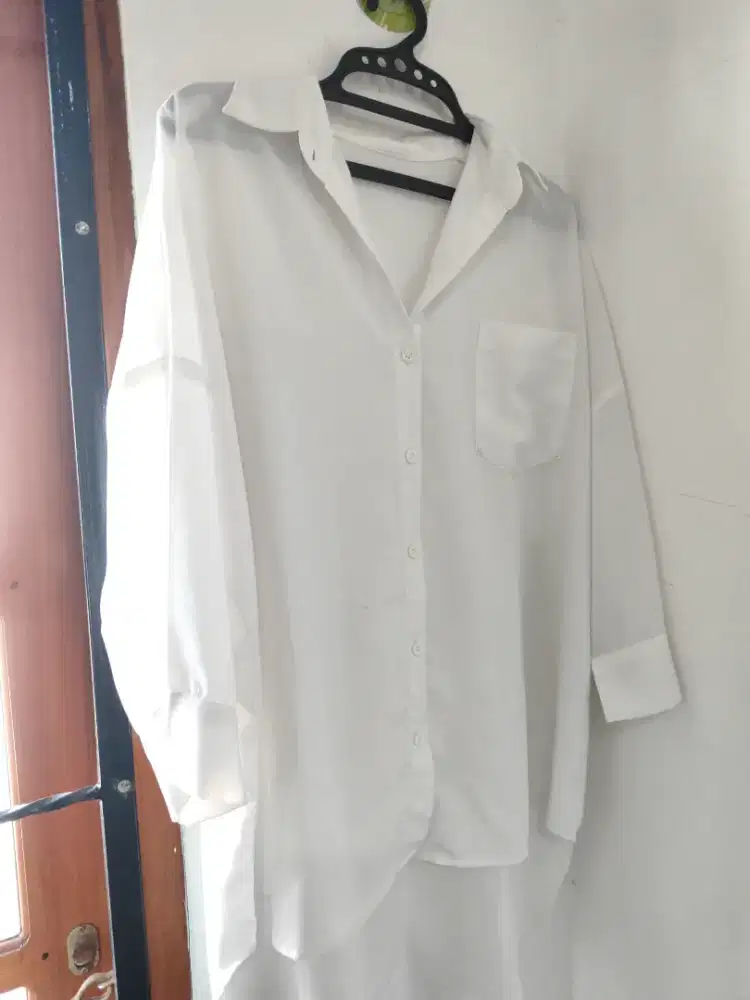 Kemeja putih wanita