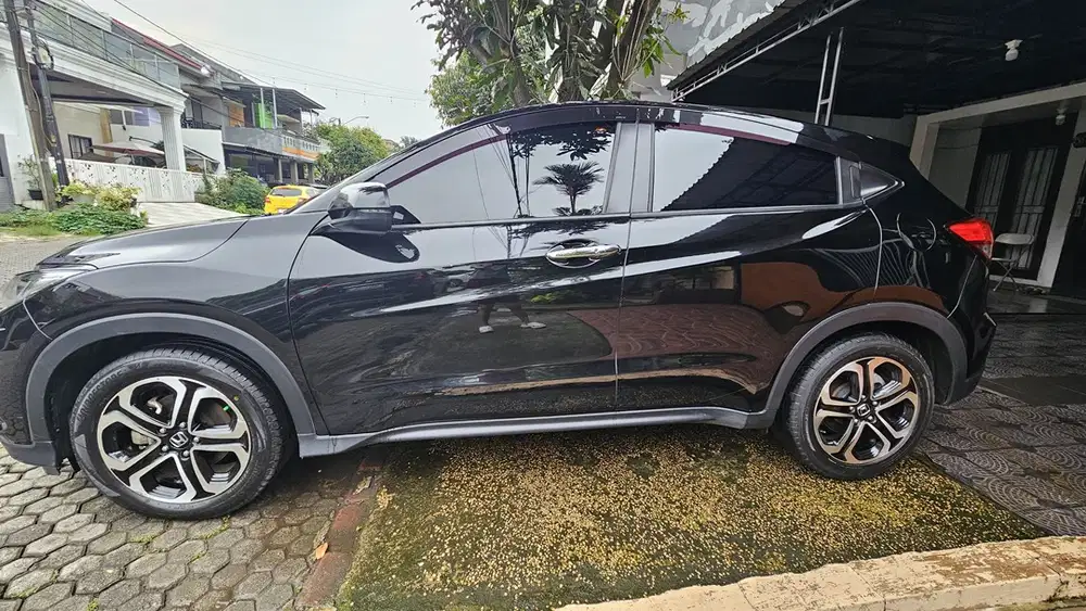 Honda HR-V Black Type E Tahun 2018