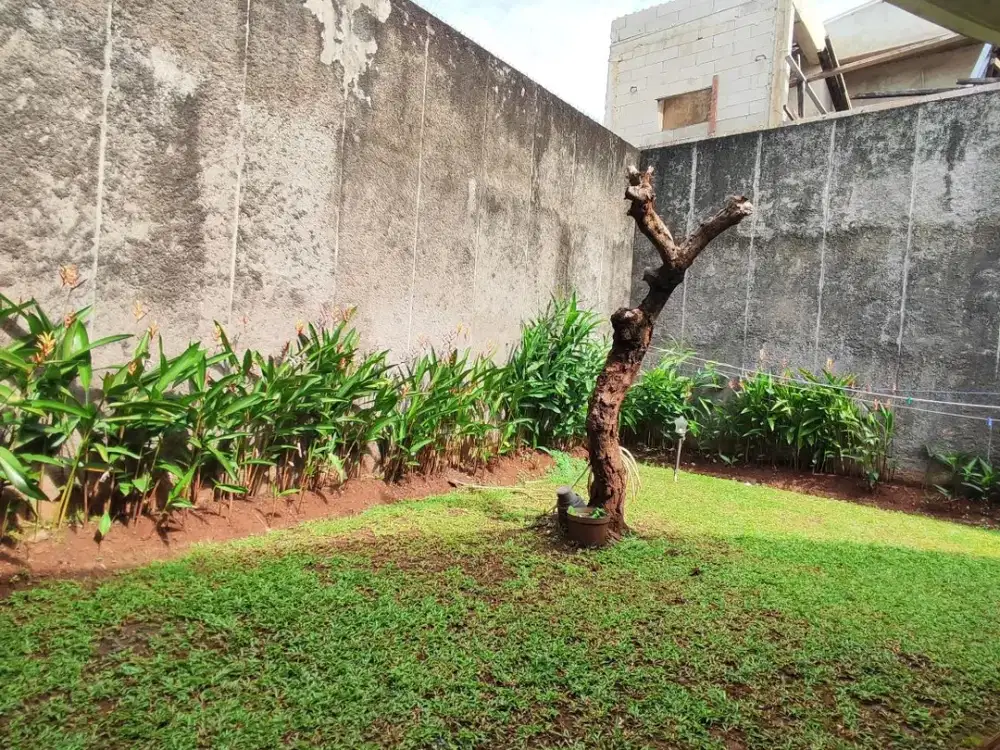 RUMAH ASRI TANAH LUAS LOKASI STRATEGIS di PONDOK KELAPA JAKARTA TIMUR