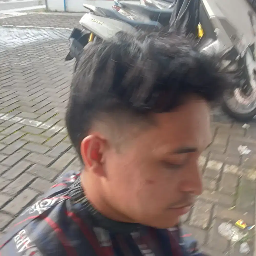 Melayani hone service, berupa cukur rambut pria
