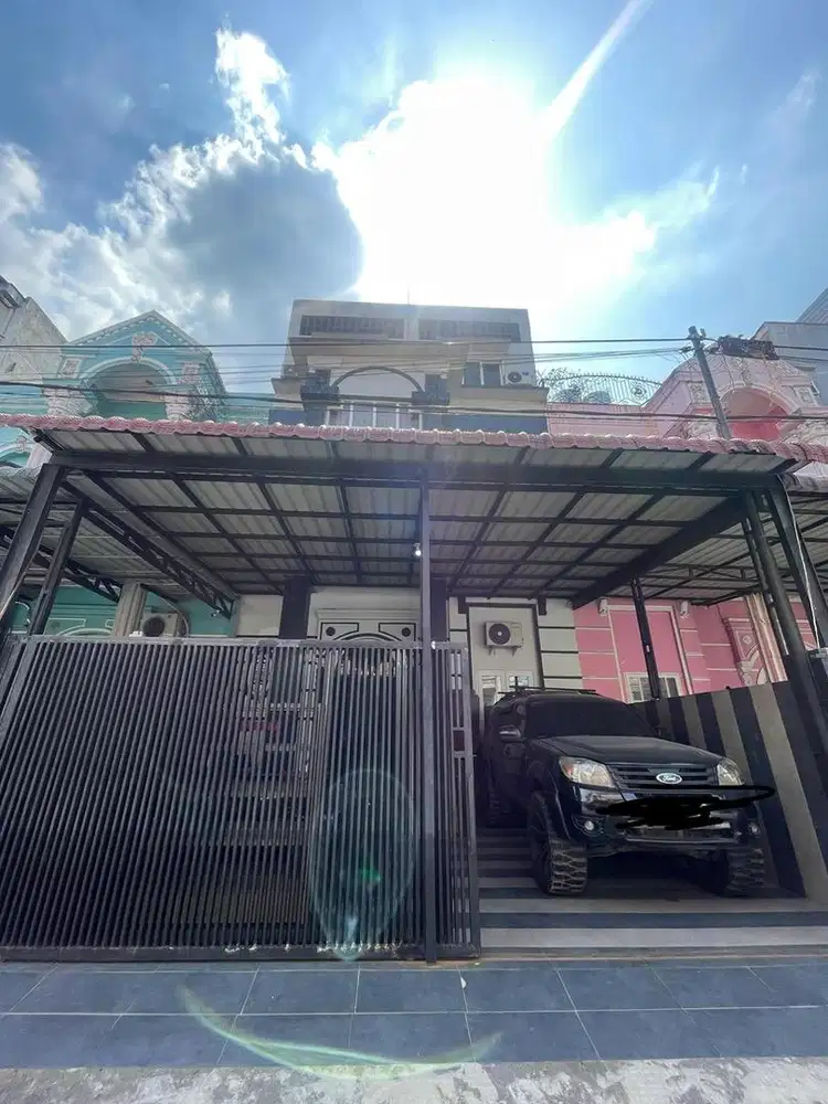 DIJUAL CEPAT RUMAH MEWAH 3 LANTAI (Komplek The Mansion)