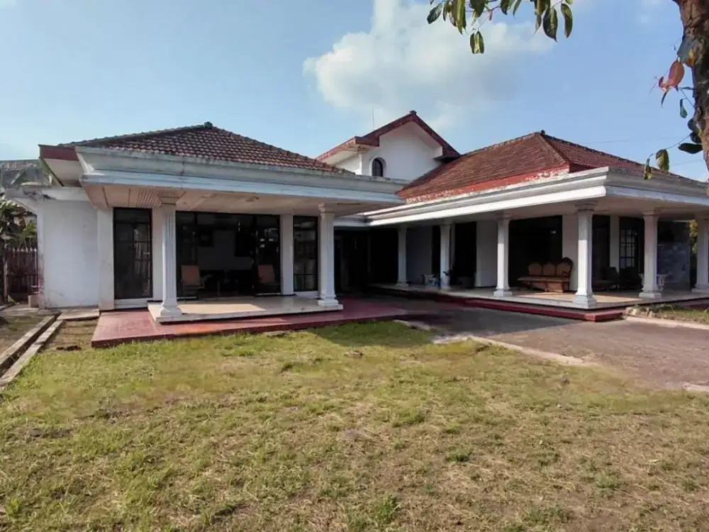 Dijual Rumah Klasik Dekat Poros Jalan di Blimbing Malang