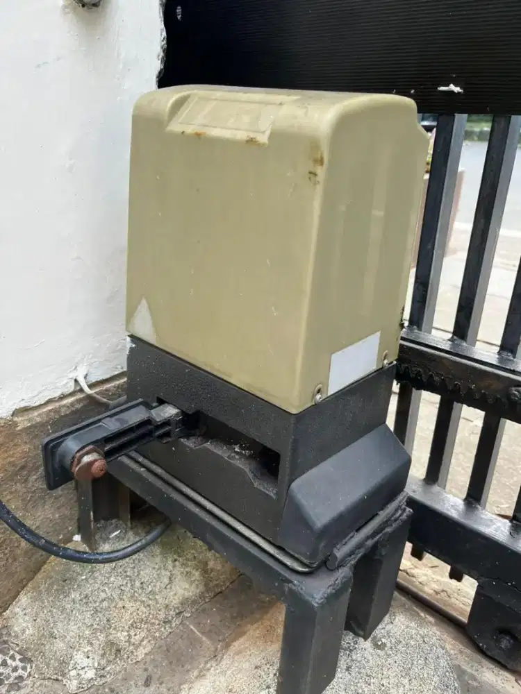 Pasang pintu otomatis pagar