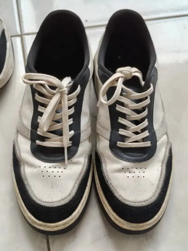 Sepatu prabu hitam putih 42