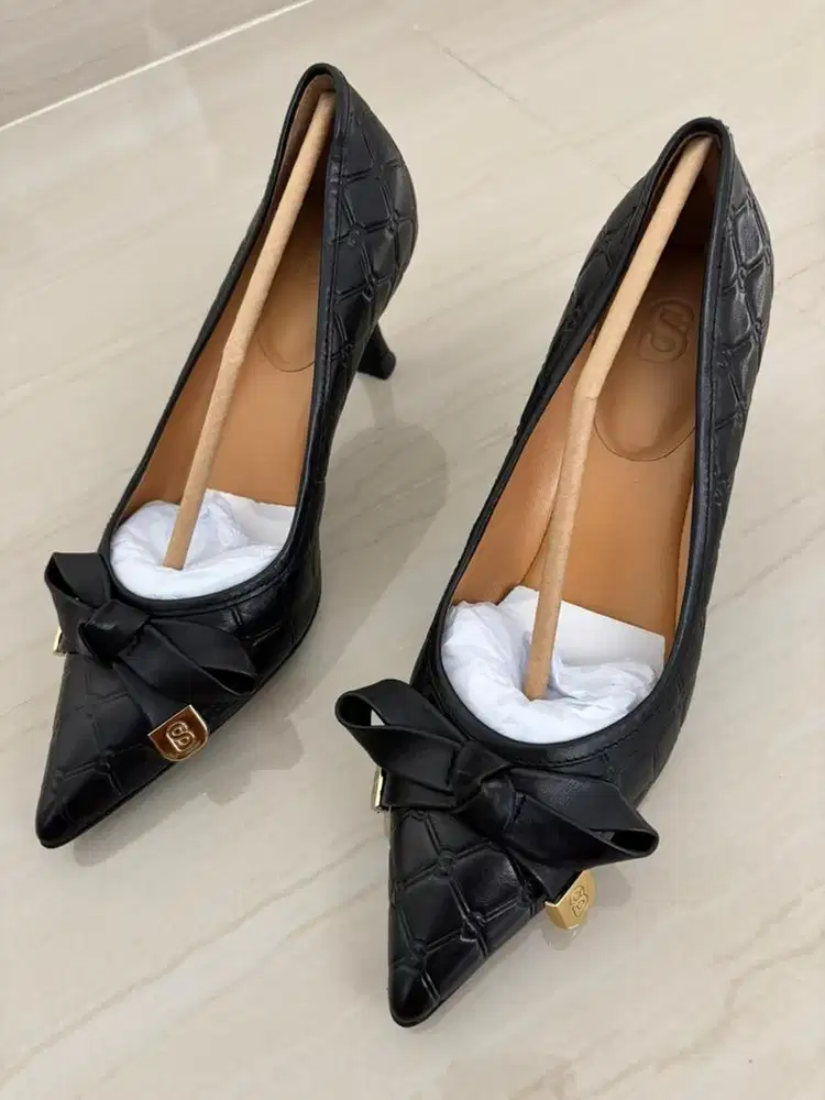 Button scarves - Beverly Bow Heels warna Black uk.38