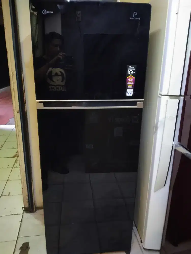 Kulkas polytron inverter hitam