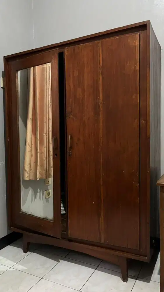 Lemari Jati usia senior