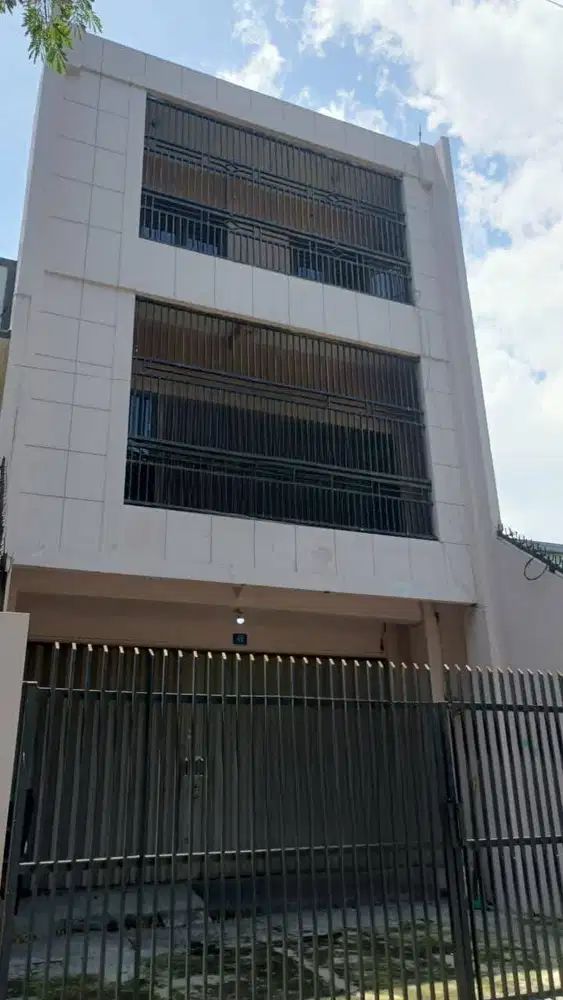 Disewakan  Ruko Area Komersial  J. A. Yani Frontage, Surabaya