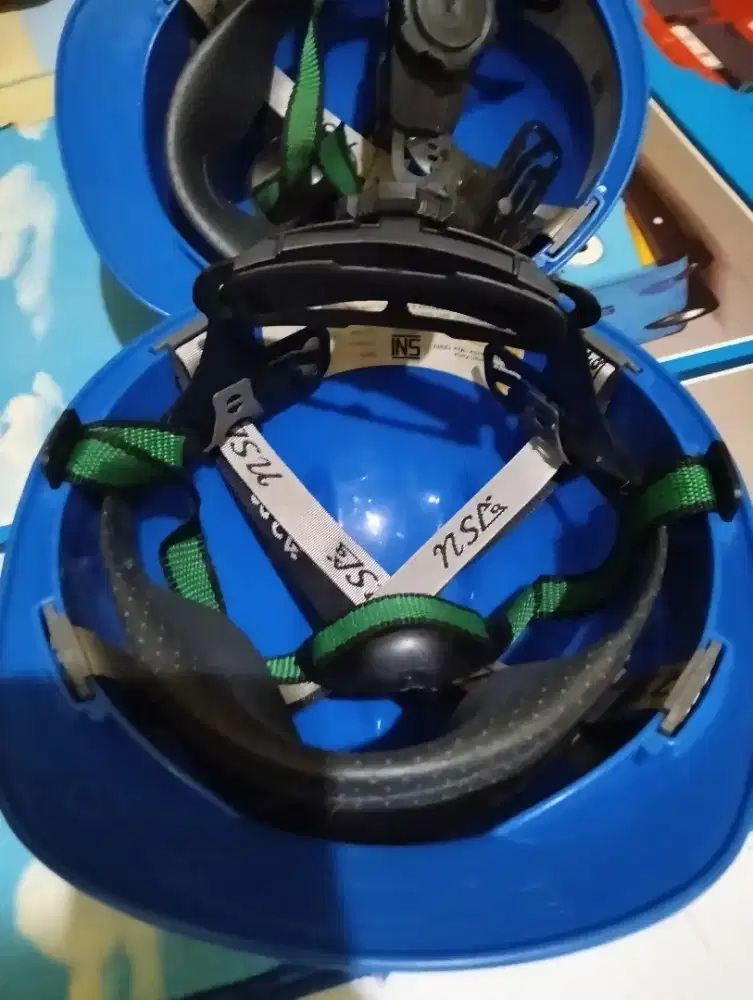 Helm proyek buat kerja di lapangan