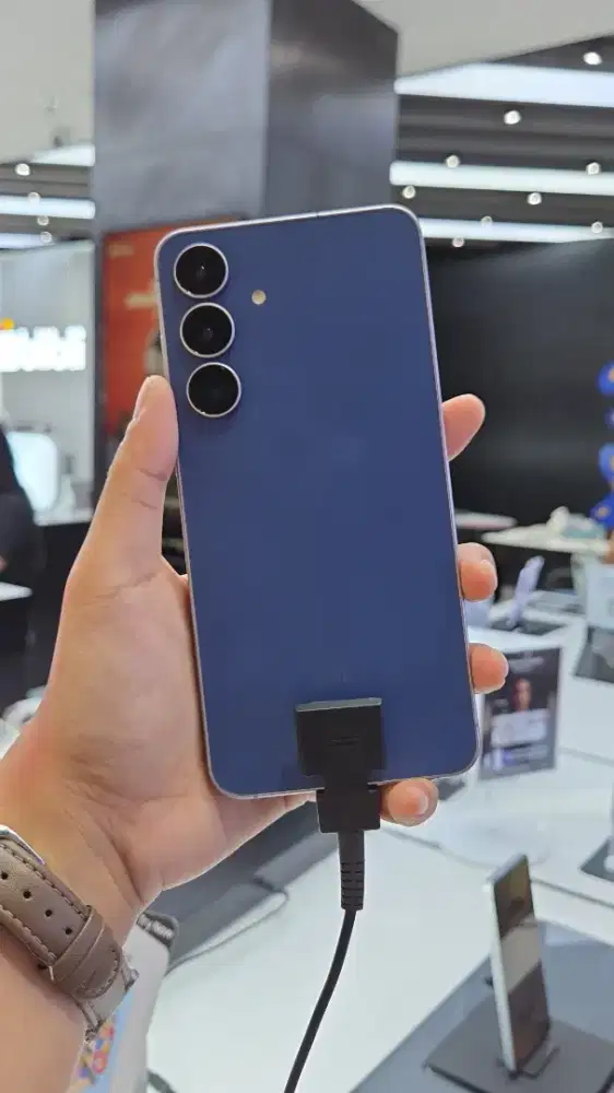 SAMSUNG GALAXY S25 FE NEW!! FREE FIT3