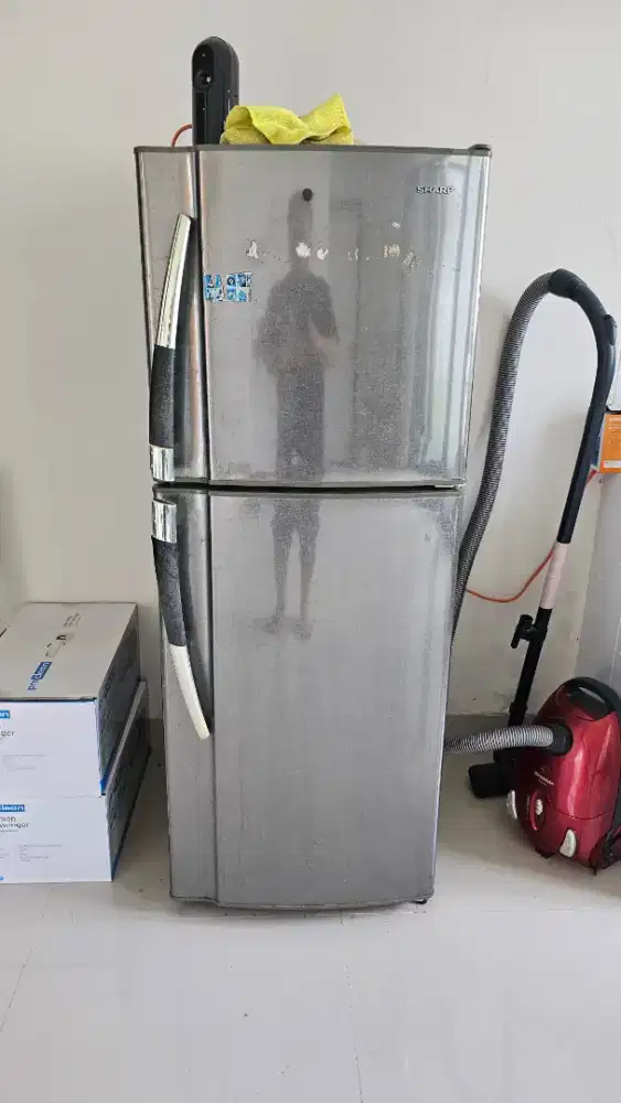 Dijual murah kulkas Sharp 2 pintu apa adanya