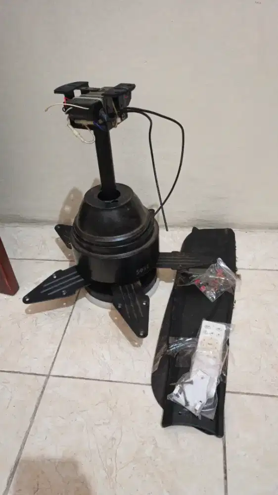 Ceiling Fan Dekoratif 2-in-1 (Kipas + Lampu 2 Warna) + Remote Control