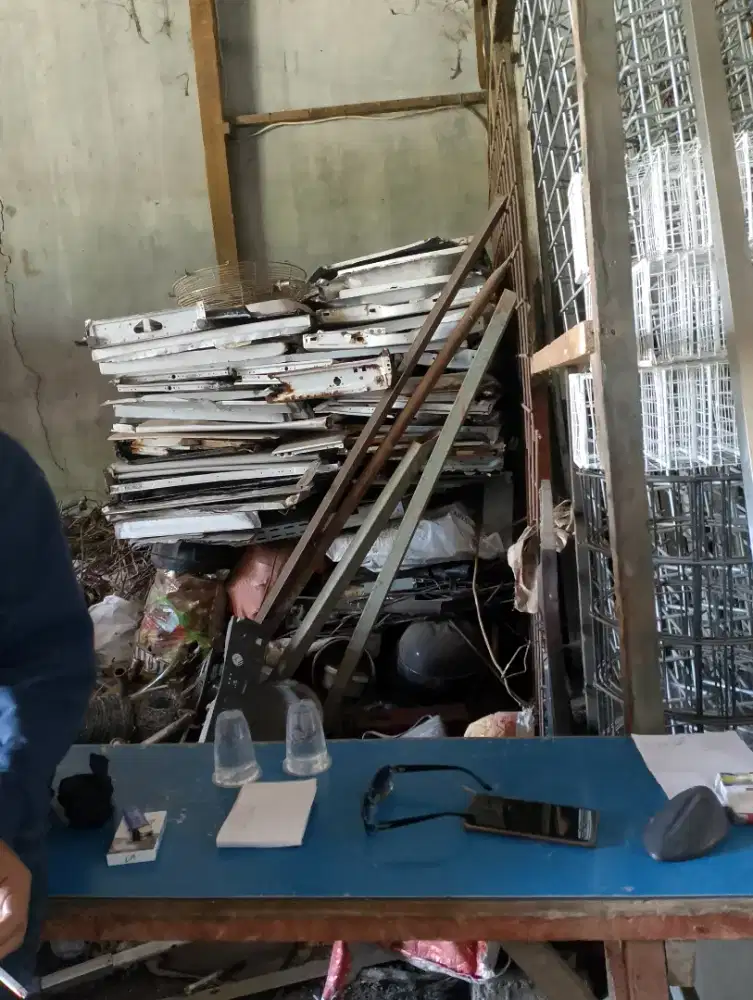 Mencari barang rongsokan seperti besi aluminium tembaga dan lain