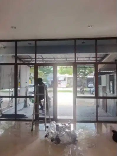 Menyediakan Pemasangan Kaca Film untuk segala Gedung Bangunan Kantor