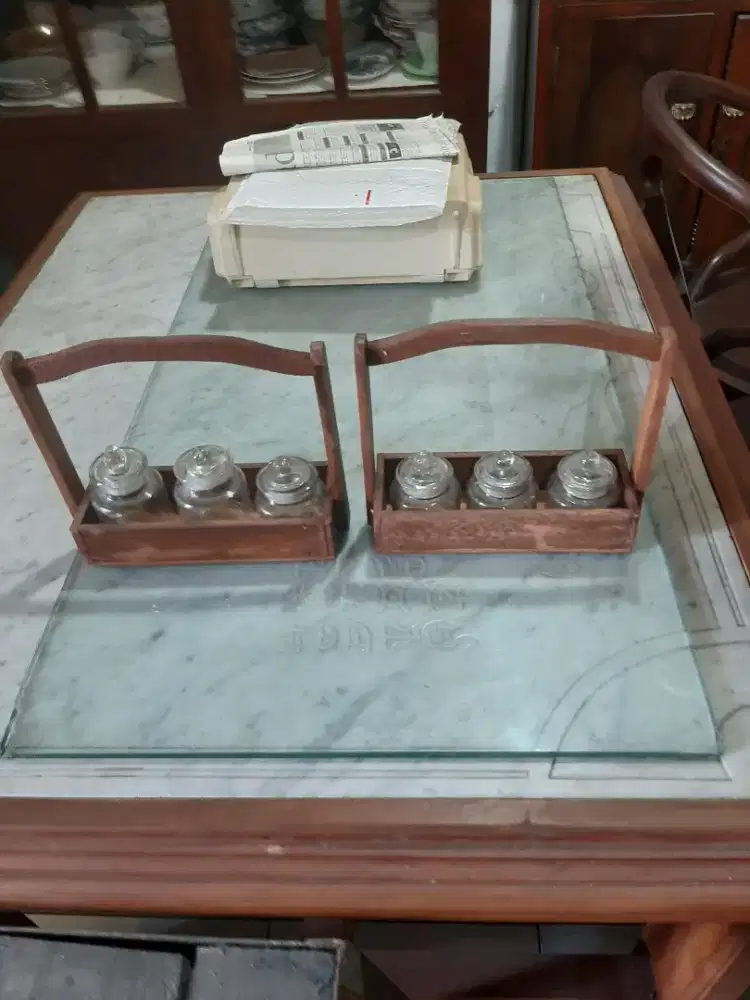 Tempat kelengkapan meja makan