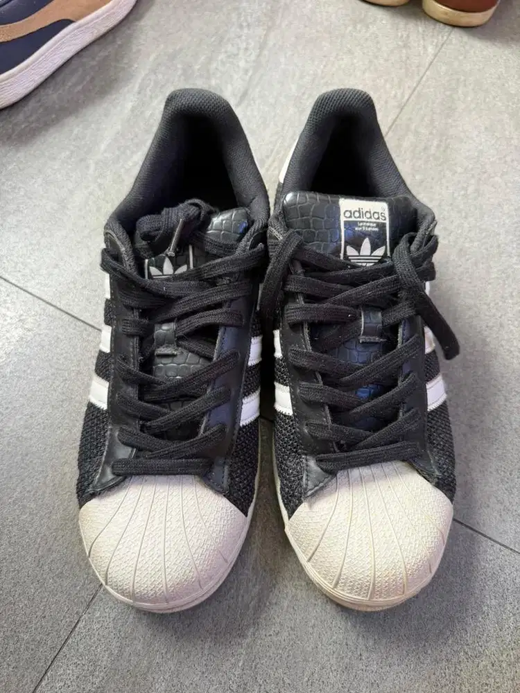 Sepatu adidas superstar