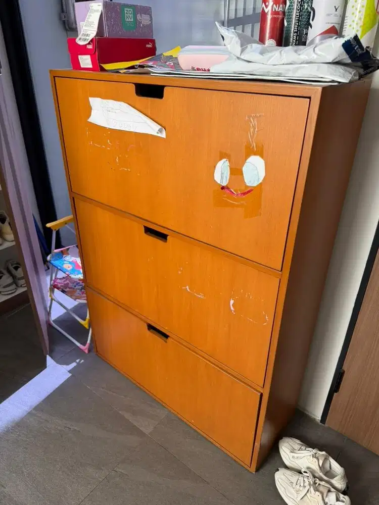 Lemari sepatu kayu solid