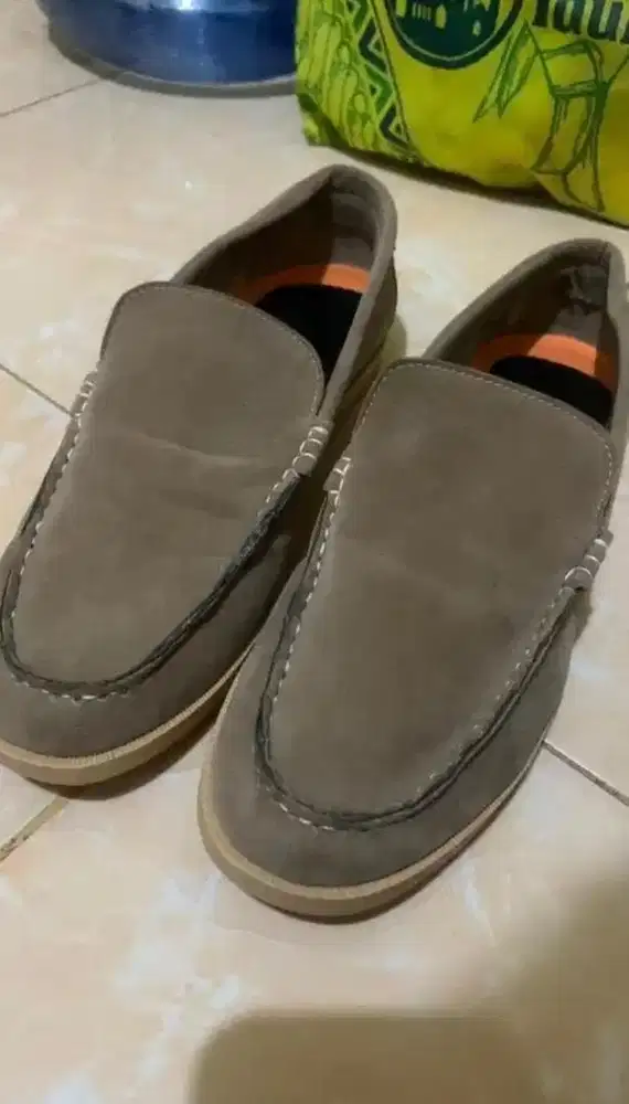 SEPATU SLIP ON PRIA SUEDE
