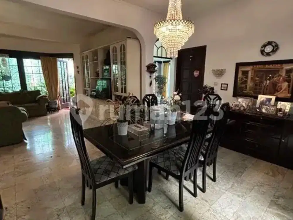 Rumah siap huni dengan Luas 305m² Lebar Muka 15m di Turangga Lengkong BANDUNG - Taman Depan Belakang