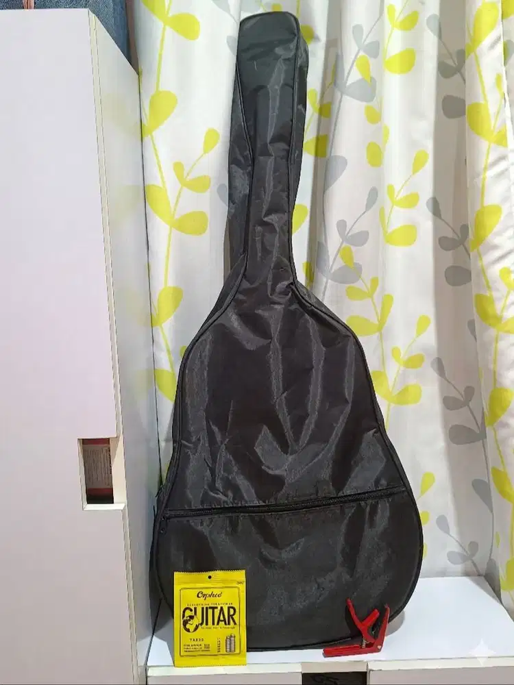Tas sarung gitar + senar 1 set dan kapo