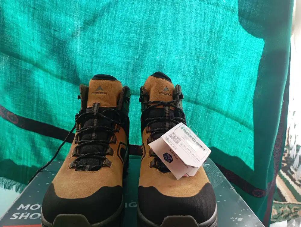 SEPATU Eiger Cayman 2