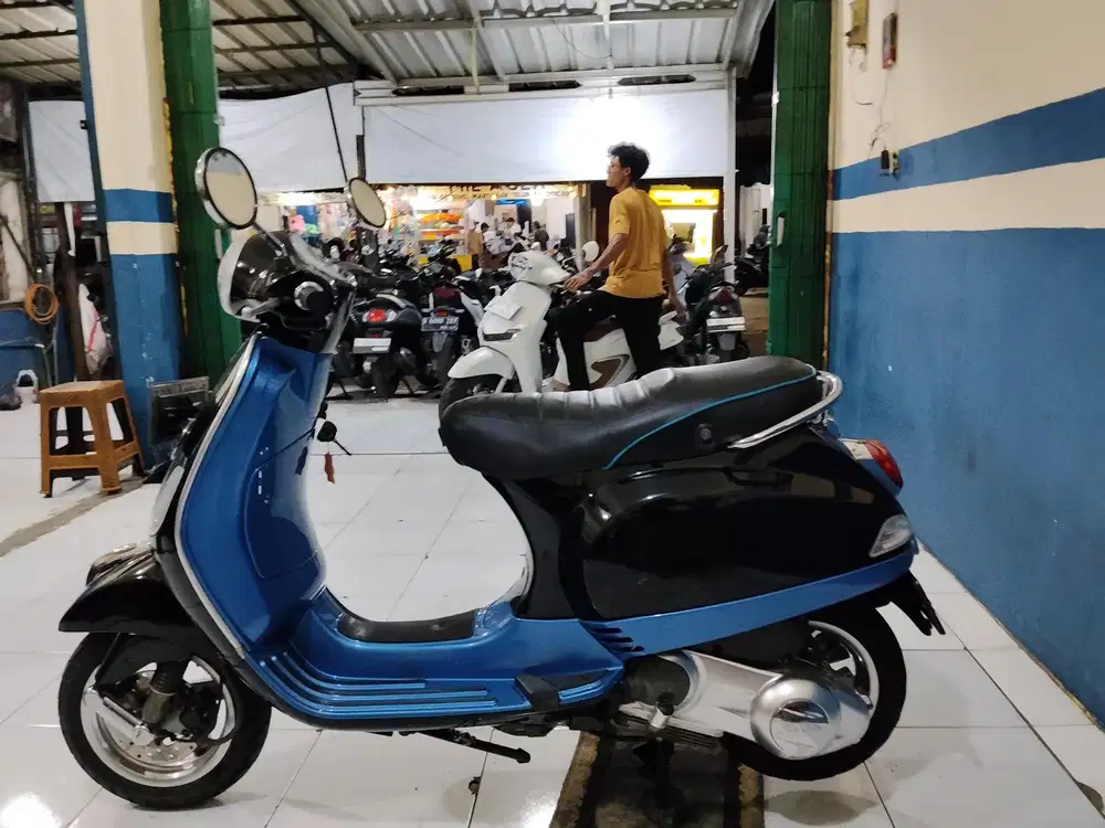 DIJUAL CEPAT PIAGGIO VESPA LX 150CC 2011 INJECTION MEWAH