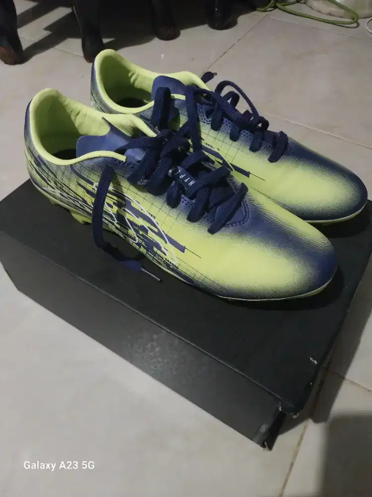 Sepatu Bola merk Specs